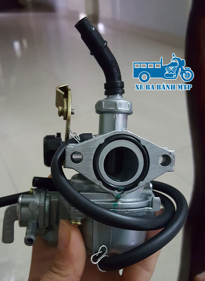 Chế hòa khí xe ba bánh hay còn được gọi là bình xăng con xe ba bánh, là bộ phận tiếp nhận xăng từ ống dẫn nối với bình xăng lớn