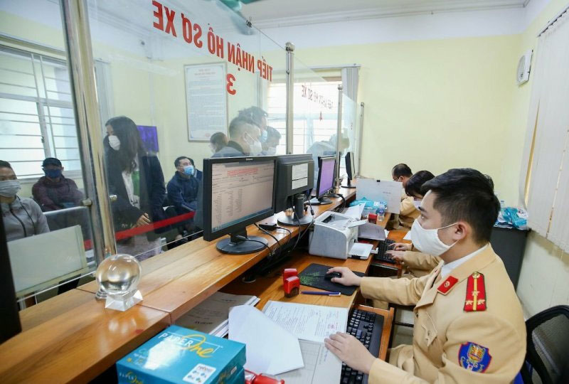 Các bác tài đăng ký thủ tục lái xe tại Cơ quan Cảnh Sát Giao Thông