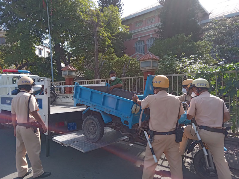 Một xe ba gác bị CSGT tạm giữ xe khi không đầy đủ các giấy tờ thủ tục khi lưu thông trên đường