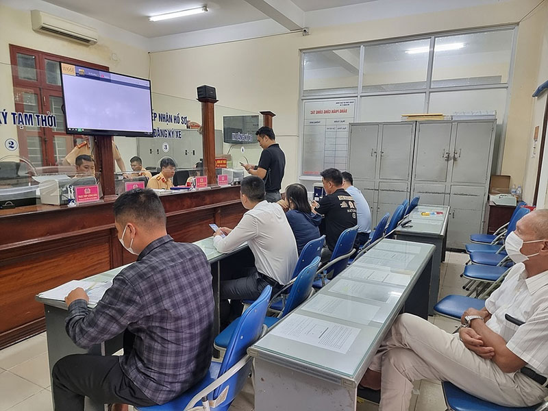 Nộp hồ sơ đăng ký làm biển số xe ba gác